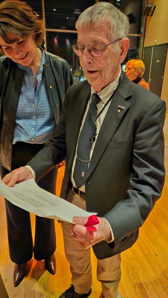 Ere insigne voor Piet Verhoeven