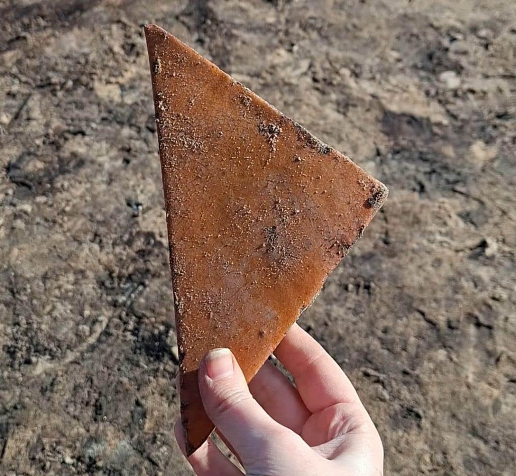 Tegel uit de zeventiende eeuw. Opgegraven bij een stolpboerderij aan de Westdijk in Zuidschermer.