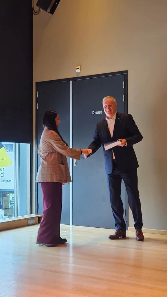 WethouderJan Hoekzema ontving alle tekeningen in een dik boek