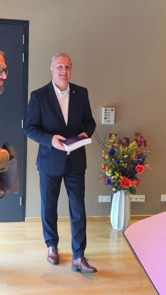 WethouderJan Hoekzema ontving alle tekeningen in een dik boek