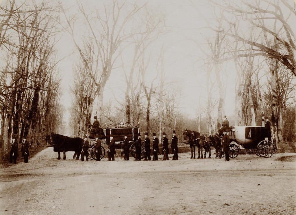 Begrafenisstoet staat waarschijnlijk voor de Algemene Begraafplaats aan de Westerweg. Circa 1900.