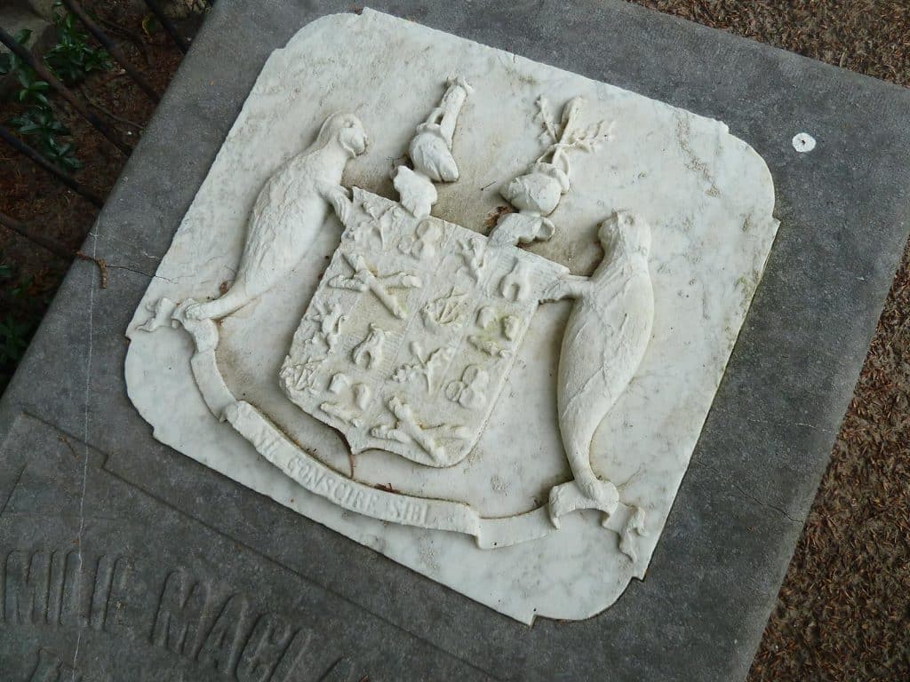 Dit is een graf van een oud burgemeester van Alkmaar. Hij werd voor op het veld begraven, op de 1e klas. Daarachter lagen de mensen van de 2e en 3e klas. Nu wordt dat onderscheid natuurlijk niet meer gemaakt.