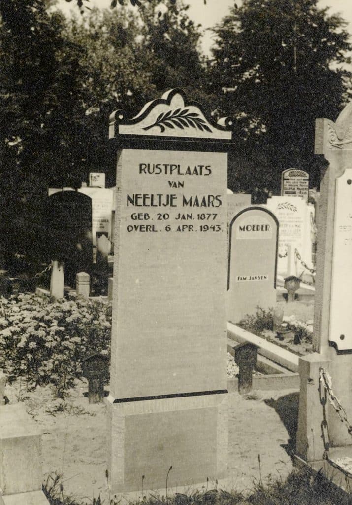 Grafzerken op de Algemene Begraafplaats uit 1829-1830 Op de voorgrond het graf van Neeltje Maars Circa 1950