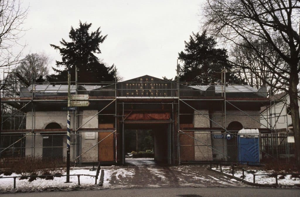 Poorthuis van de Algemene Begraafplaats tijdens restauratie in 2001 Foto J Elsinga