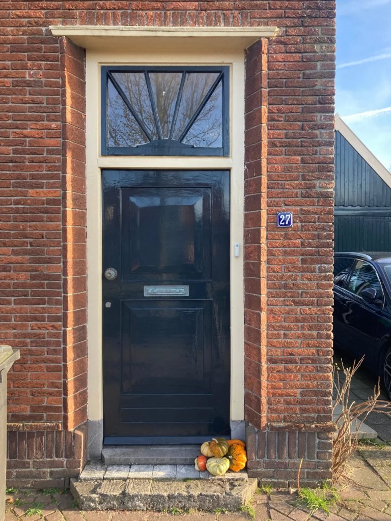 Woonhuis aan Zuideinde 27in De Rijp in Delftse School stijl. Het bovenlicht boven de voordeur is gesneden in een geliefd en traditioneel motief: dat van de opkomende zon.