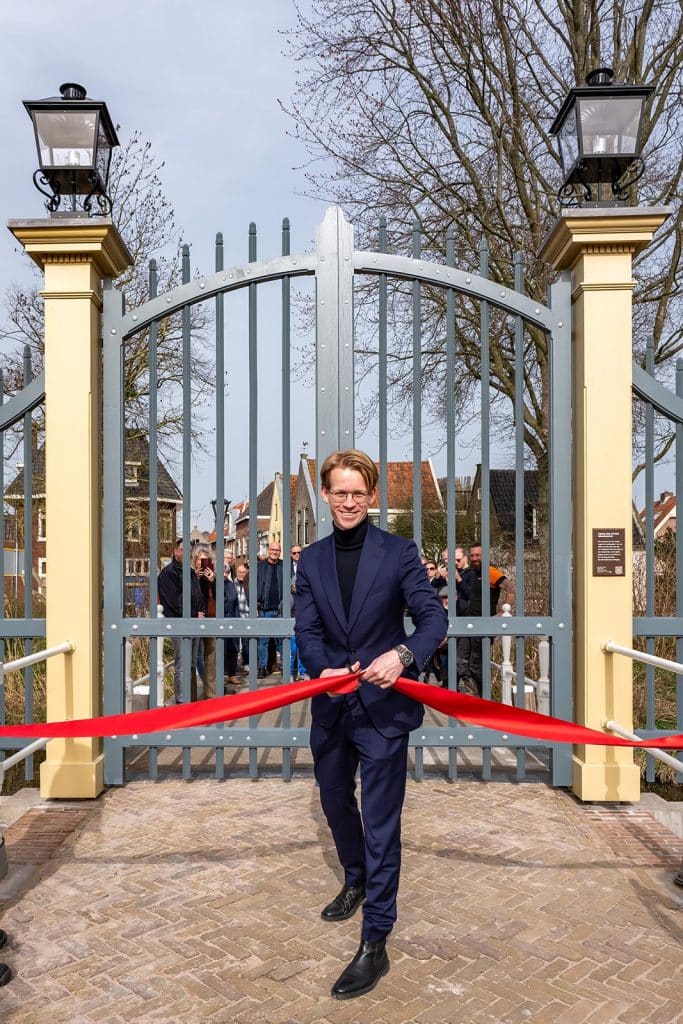Lars Ruiter, wethouder Openbare Ruimte, zet het Nieuwlanderhek open. Foto Ed van der Pol.