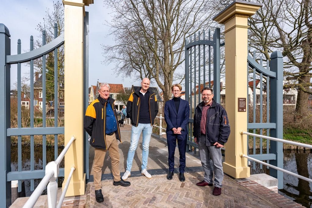 Links op de foto Pieter Dijkman en Rindert Algra van Oosterhof Holman. Rechts op de foto Lars Ruiter, wethouder Openbare Ruimte, en monumentenadviseur Anne Pauptit. Foto Ed van der Pol.