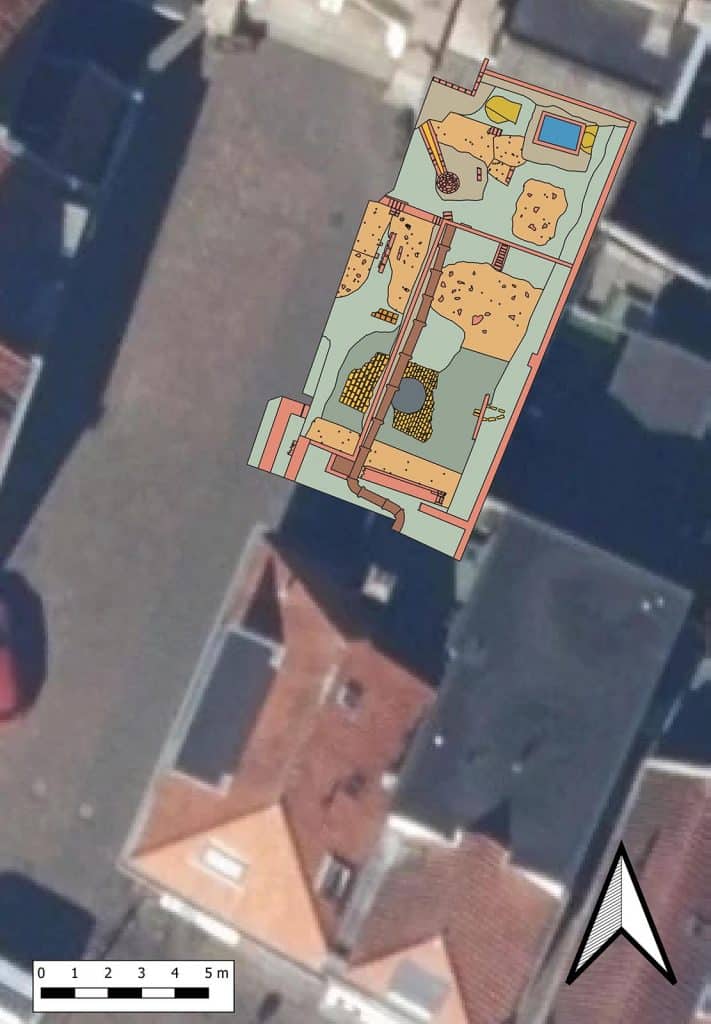 Opgravingsplattegrond Verdronkenoord 66. Centraal achter de woning vonden wij een cirkelvormige plak teer of pek (grijs ingevuld in de tekening). Ondergrond: Luchtfoto 2024 (bron: Kadaster).