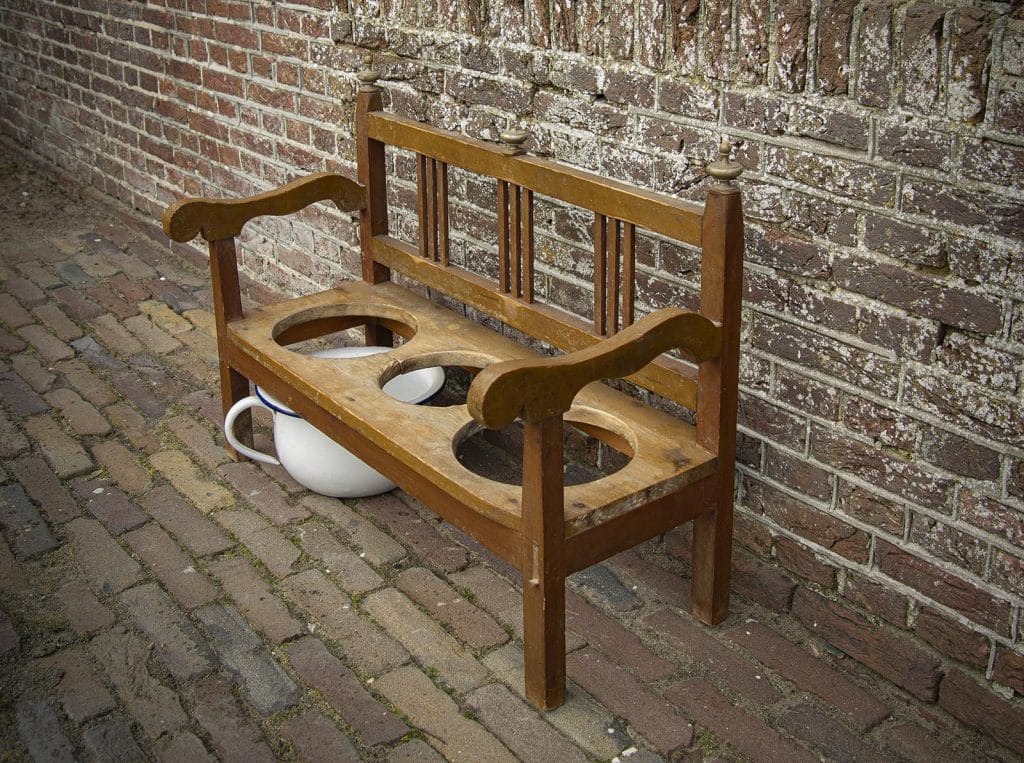 Houten bankje met 3 ronde gaten waarin kinderpotjes geplaatst werden. Twee gaten van 19 cm doorsnee en een van 15 cm. Gebruikt in een van de weeshuizen in De Rijp of Graft. Bankje is door de schenker gekocht van de cafetaria-eigenaar 'Rossie' uit De Rijp.
