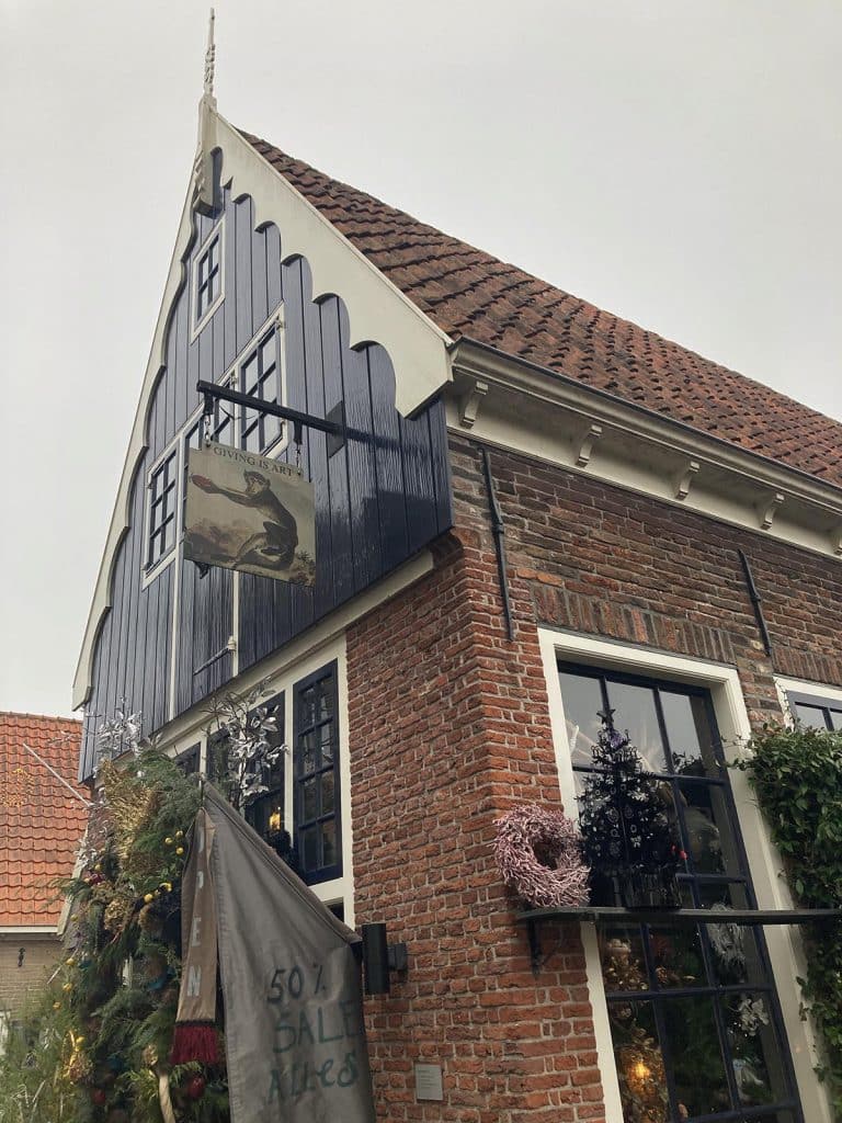 De gevel van het huis aan de Rechtestraat 51 in De Rijp. Met drieklezoren op de hoek.