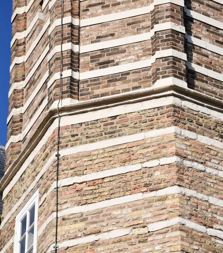 Detail van de toren van het Stadhuis aan de Langestraat met Spekbanden van Gobertanger steen