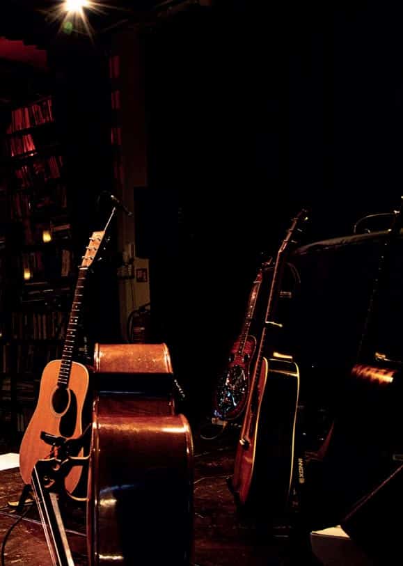 Het podium klaar voor muzikanten in De Salon van Antiquariaat De Alkenaer in 2025