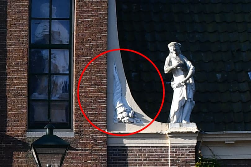 Hoorn des overvloeds op het poortgebouw van Wildemanshofje in Alkmaar