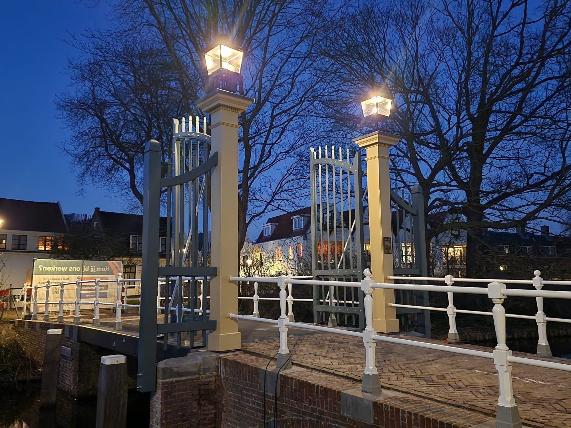 Nieuwlanderhek op de Popmansbrug over de Nieuwlandersingel.