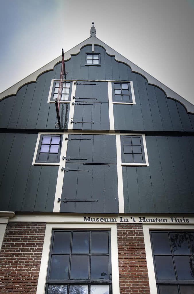 De buitengevel van Museum in 't Houten Huis in De Rijp met het melkmeisje. Een melkmeisje of schouderkozijn is een bouwkundige benaming voor een kozijntype. Waarbij een deurkozijn (op de bovenverdiepingen) aan weerszijden geflankeerd wordt door een raamopening of zijlicht. Onder deze zijlichten bevindt zich een borstwering zodat het beeld van een melkmeisje, dat twee emmers draagt, ontstaat.