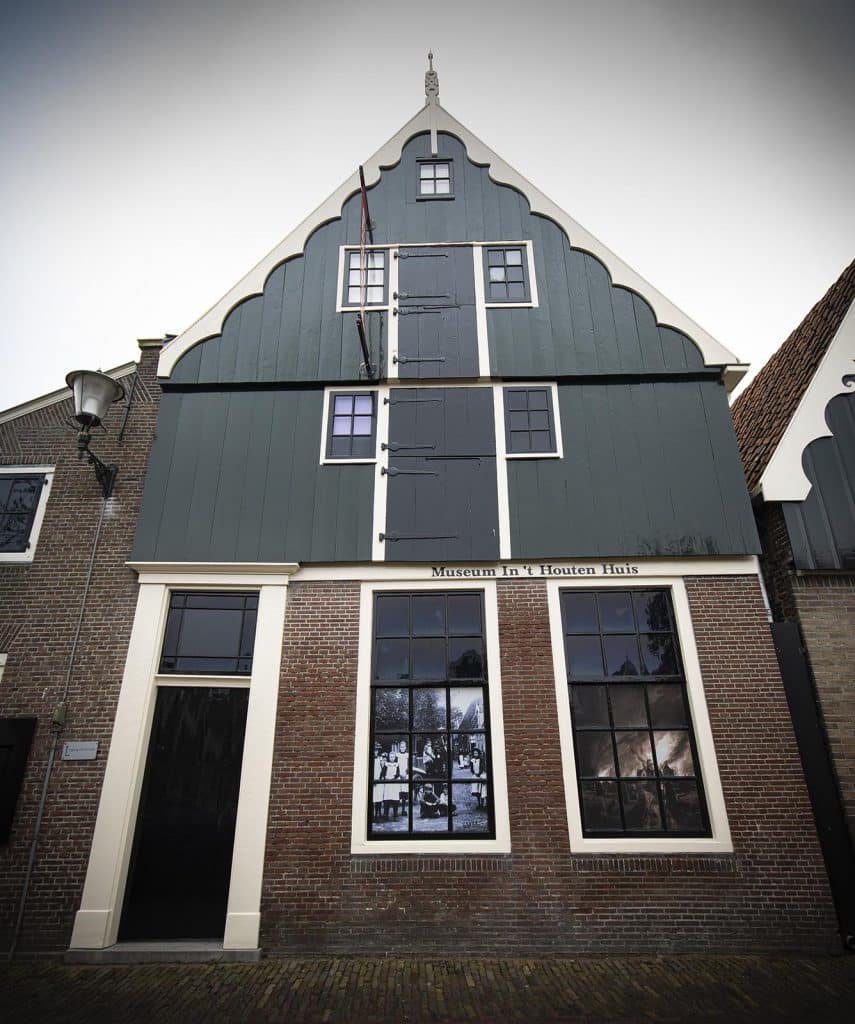 De buitengevel van Museum in 't Houten Huis in De Rijp met het melkmeisje. Een melkmeisje of schouderkozijn is een bouwkundige benaming voor een kozijntype. Waarbij een deurkozijn (op de bovenverdiepingen) aan weerszijden geflankeerd wordt door een raamopening of zijlicht. Onder deze zijlichten bevindt zich een borstwering zodat het beeld van een melkmeisje, dat twee emmers draagt, ontstaat.