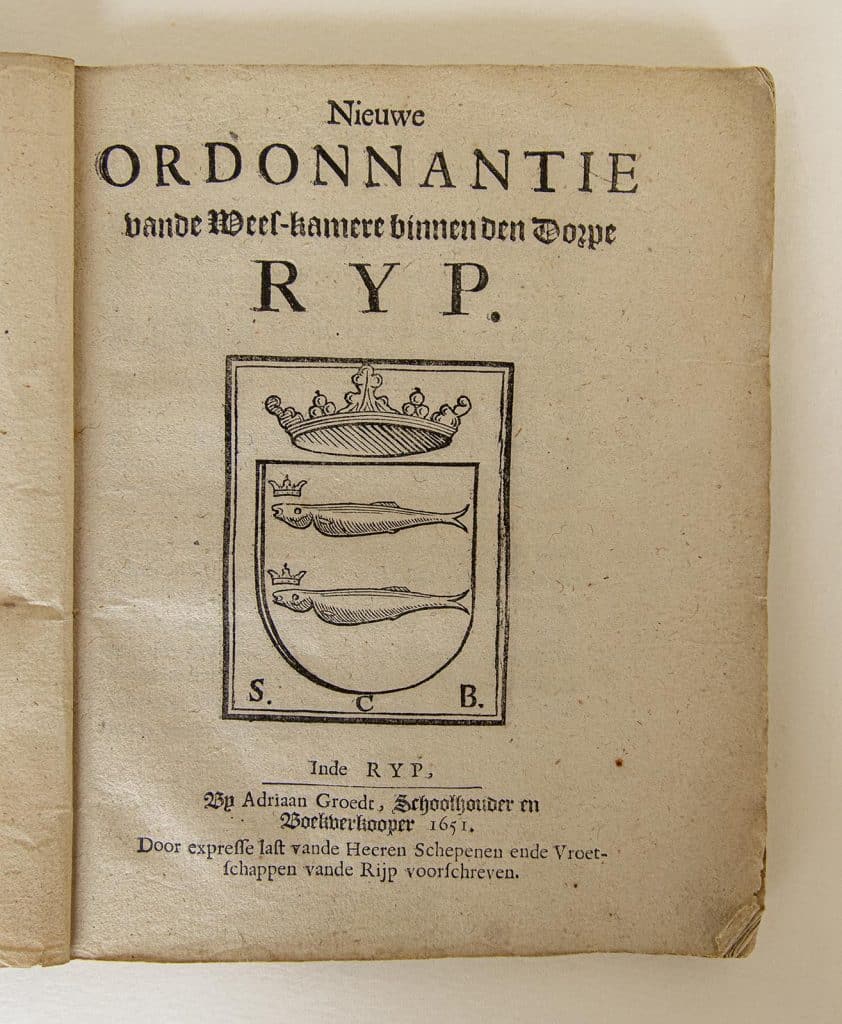 'Nieuwe ordonnantie van de weeskamer te De Rijp.' 1651. Uitgevers: schepen en vroedschap van De Rijp. Gedrukt door school- houder en boekverkoper Adriaan Groedt. 56 pag. + 8 pag. inhoudsopgave. Genaaid. Slappe kaft met gemarmerd papier.