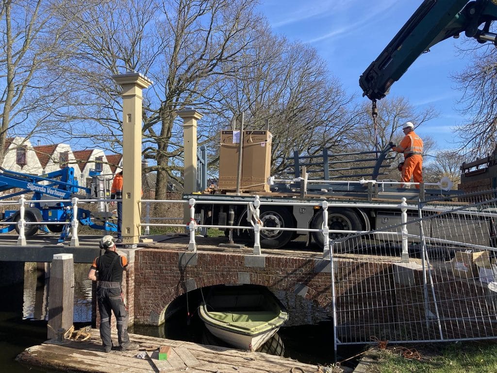 Plaatsing van het Nieuwlanderhek op de Popmansbrug over de Nieuwlandersingel.