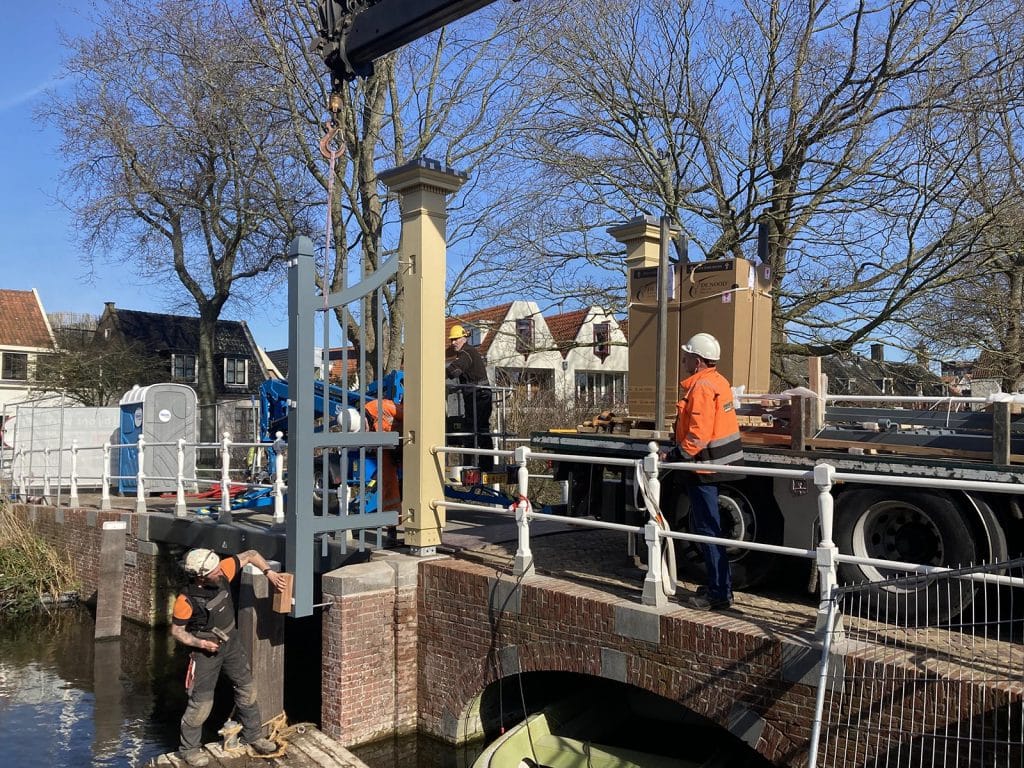 Plaatsing van het Nieuwlanderhek op de Popmansbrug over de Nieuwlandersingel.