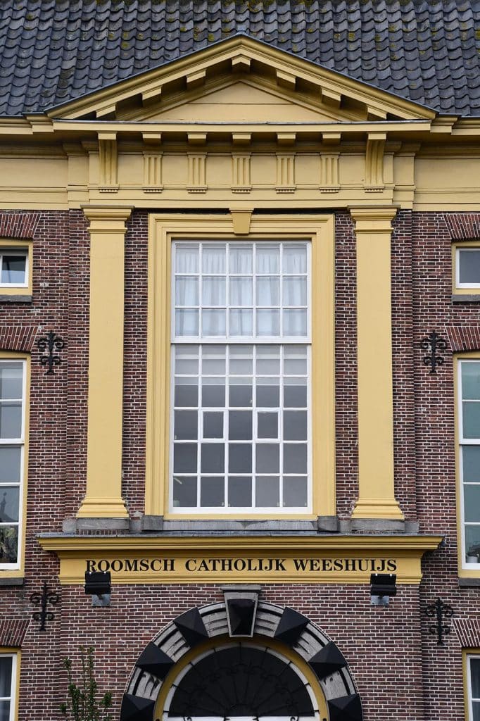 Rooms-Katholiek weeshuis aan het Verdronkenoord in neoclassicistische stijl. Het driehoekige fronton in de voorgevel wordt gedragen door klassieke halfzuilen.