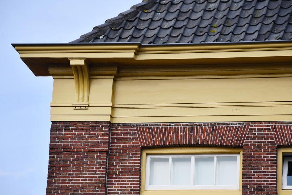 Rooms-Katholiek weeshuis aan het Verdronkenoord in neoclassicistische stijl. Geblokte bakstenen pilasters op de hoeken van de gevel.