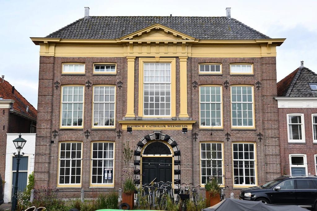 Rooms-Katholiek weeshuis aan het Verdronkenoord in neoclassicistische stijl.