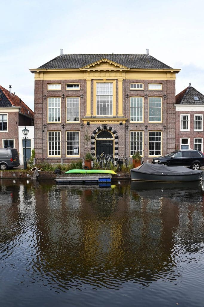 Rooms-Katholiek weeshuis aan het Verdronkenoord in neoclassicistische stijl.