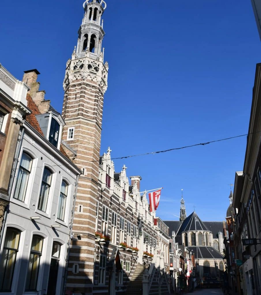 Stadhuis aan de Langestraat met De Grote Kerk op de achtergrond