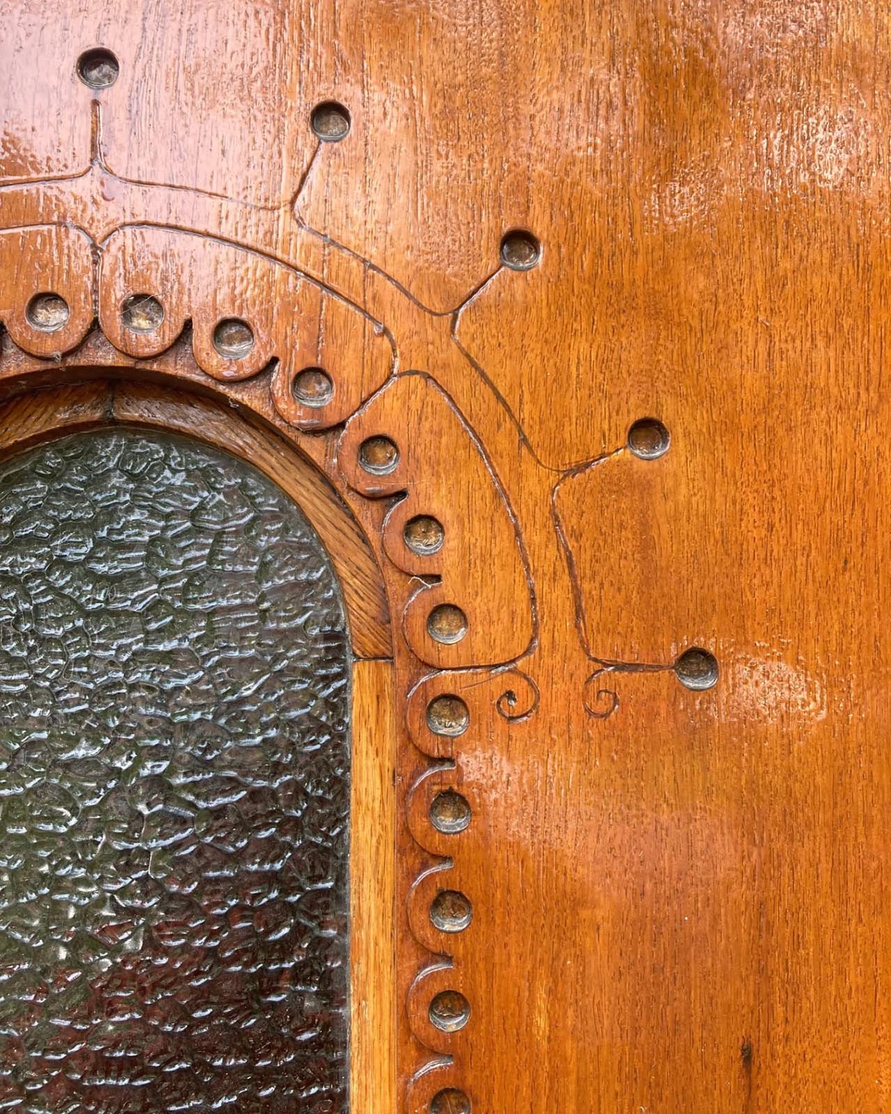 Houtsnijwerk in de voordeur van het woonhuis aan de Nassaulaan 11 in Alkmaar.