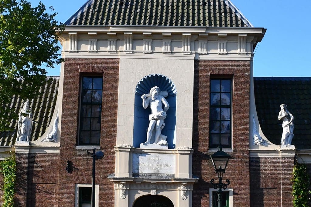 Wildemanshofje in Alkmaar met links en rechts een hoorn des overvloeds.