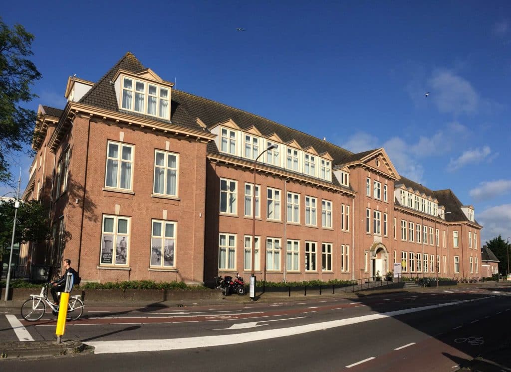 Het gebouw aan de Bergerweg 1 waar nu onder meer het Regionaal Archief zit, het Archeologisch Centrum van de gemeente en de Kunstuitleen.