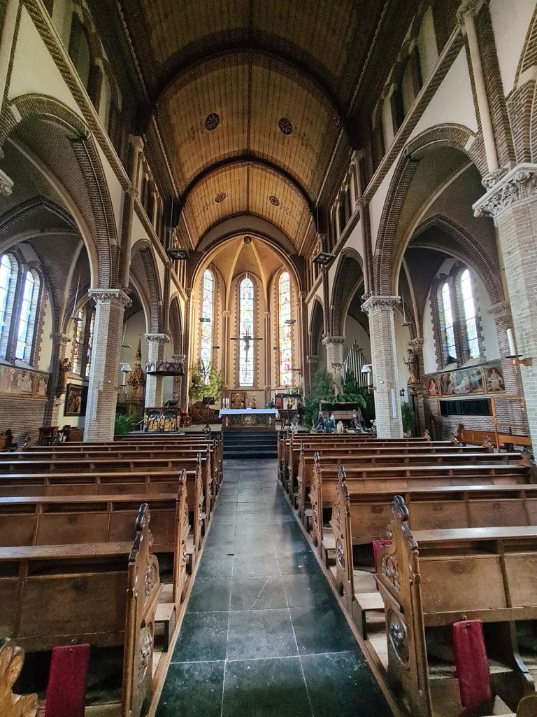 Het middenschip van de Sint Laurentiuskerk in Oudorp.