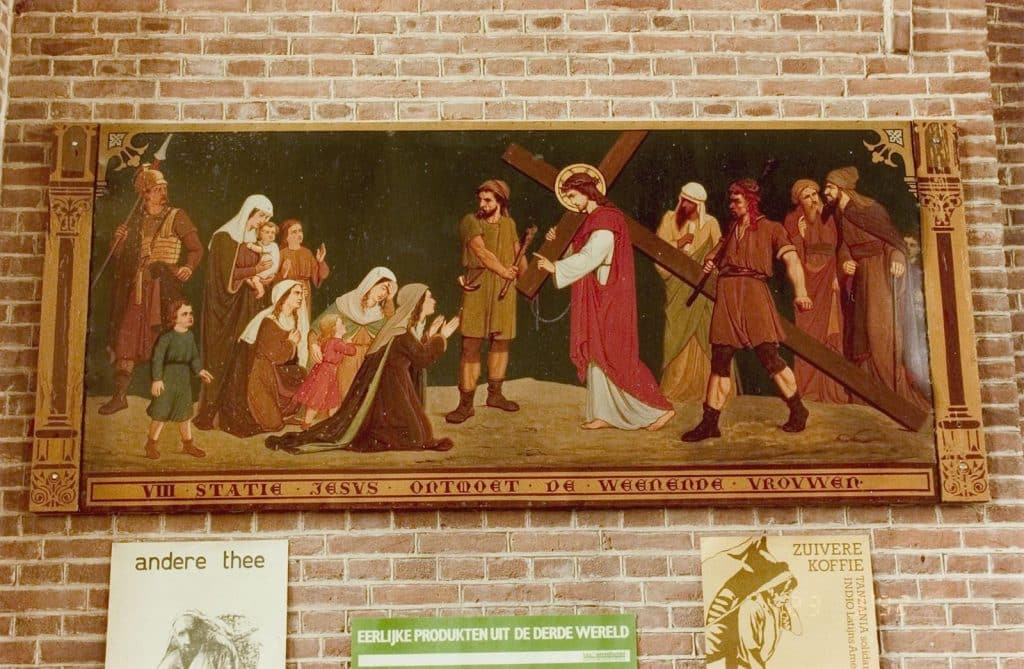 Achtste statie van de kruisweg. Beschilderde ijzeren platen. In de Sint Laurentiuskerk in Oudorp. Foto J. Elsinga 1992.