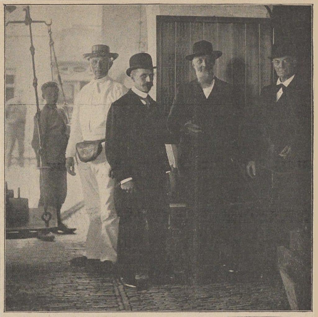 Begin 1800 was de eigenaar van Antiquariaat De Alkenaer Gerardus Wilhelmus de Munk. Hij was ook Waagmeester en staat hier op de foto in de Waaghal.