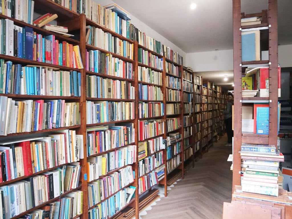 Boekencollectie in Antiquariaat De Alkenaer.