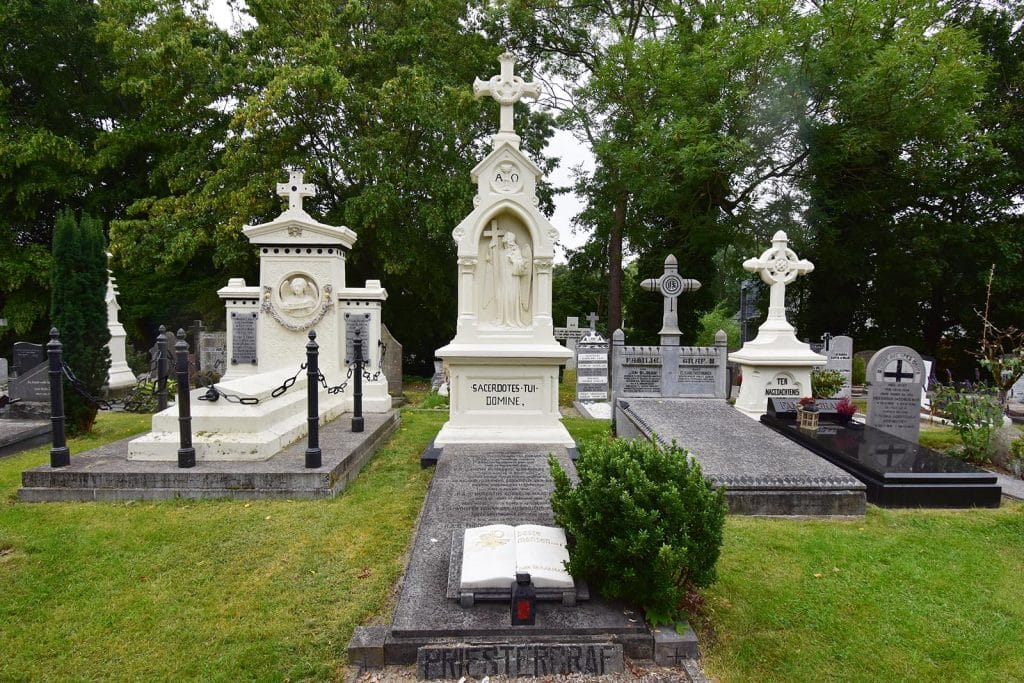 Begraafplaats van de Sint Laurentiuskerk in Oudorp. Foto Ritske Velstra 2021.