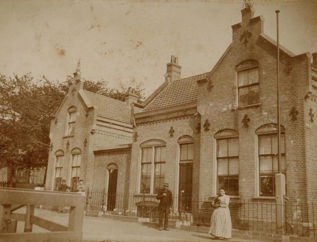 Brugwachterswoningen bij de Vlotbrug De brugwachters en hun vrouwen voor hun huizen Circa 1890