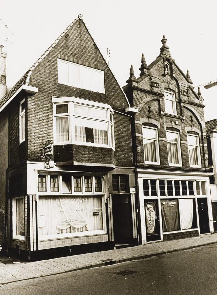 Café Billard de Ooievaar en beddenwinkel het Beddenhuis aan het Ritsevoort Foto J Elsinga 1974