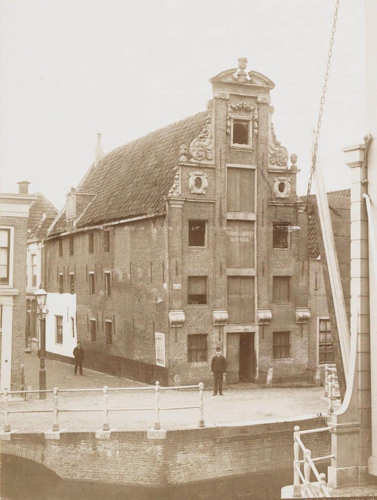 De Eenhoornsbrug voor pakhuis De Vigilantie staat open. Links een gaslantaarn. Op de laaddeur Turf en Hout, B.J.Veer. Circa 1895.