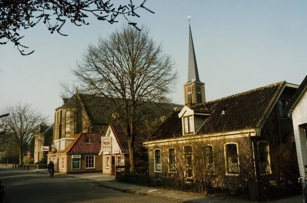 De Sint Laurentiuskerk in Oudorp. Van rechts naar links Herenweg 83, Herenweg 81, restaurant Po-on, Herenweg 79, café restaurant en Herenweg 77, de pastorie van de Sint Laurentiuskerk. Circa 1998.