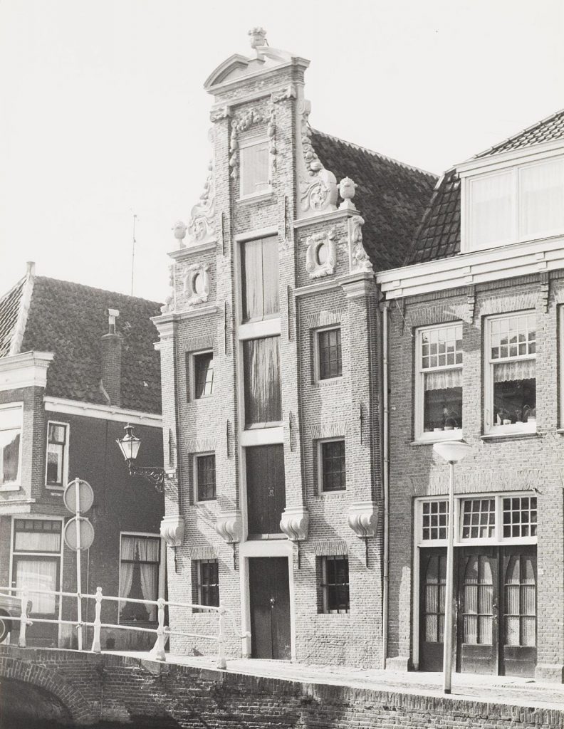De Vigilantie met links de Eenhoornbrug in 1975
