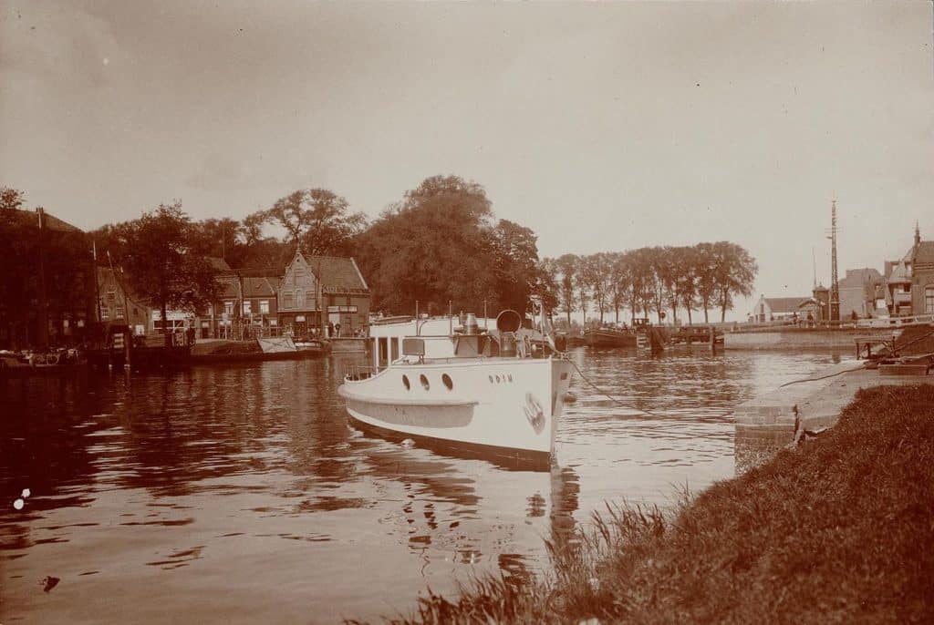 De vlotbrug over het Noordhollands Kanaal in 1928. Boot de Odin 716 gebouwd op de werf Nicolaas Witsen van W.F. Stoel.