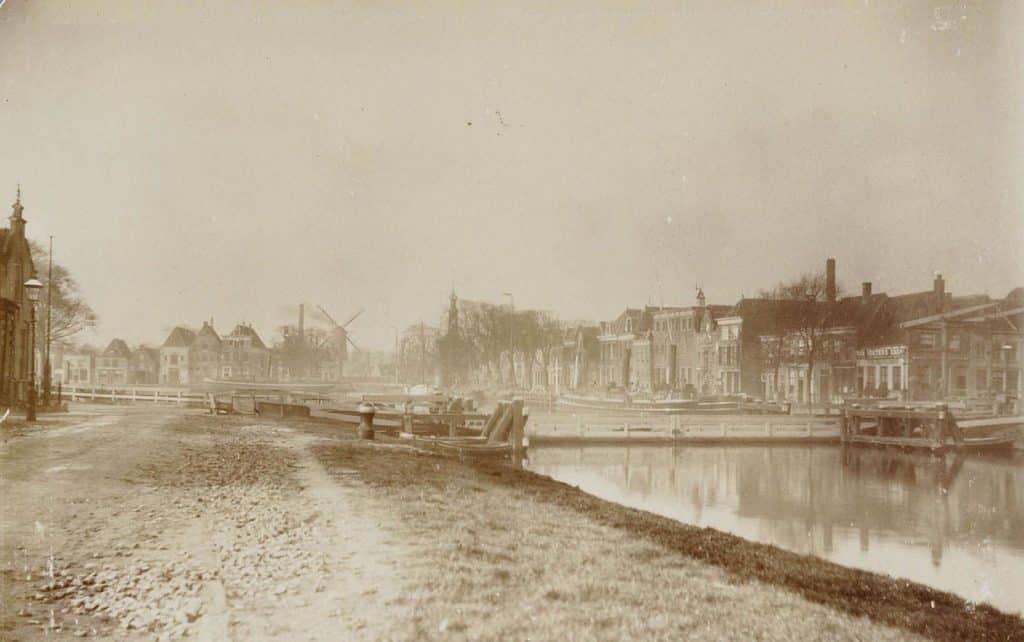 De vlotbrug over het Noordhollands kanaal. Links de Voormeer en Molen De Wolf. Circa 1900.