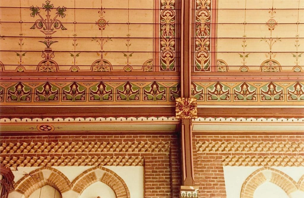 Detail van het houten spitstongewelf boven het middenschip. Met motieven van bloemen en bladeren. In de Sint Laurentiuskerk in Oudorp. Foto J. Elsinga 1992.