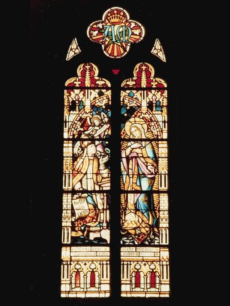 Gebrandschilderd raam uit 1904 toont Maria en een paus. In de Sint Laurentiuskerk in Oudorp. Foto J. Elsinga 1992.