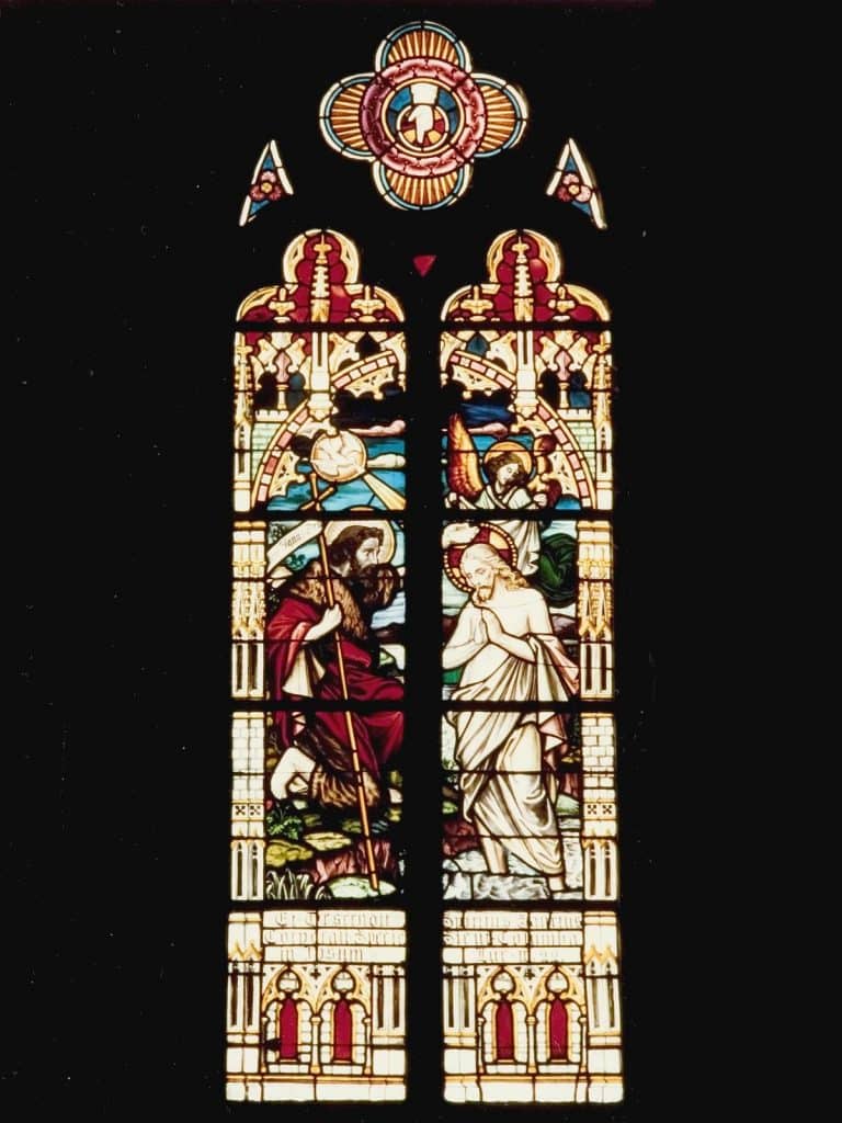 Gebrandschilderd raam uit 1904 toont de doop van Christus in de Jordaan. In de Sint Laurentiuskerk in Oudorp. Foto J. Elsinga 1992.