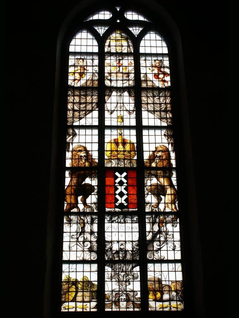 Gebrandschilderde raam in De Grote Kerk De Rijp geschonken door Amsterdam in 1655. Foto J van Zanten.