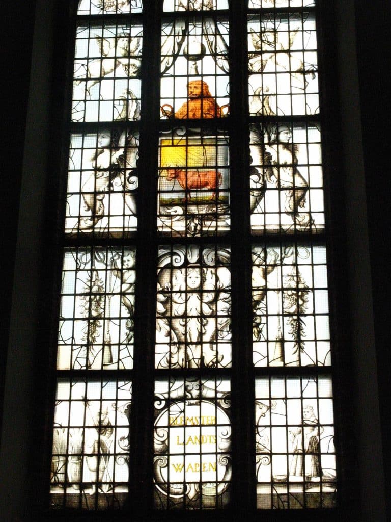 Gebrandschilderde raam in De Grote Kerk De Rijp geschonken door Beemsterland. Foto J van Zanten