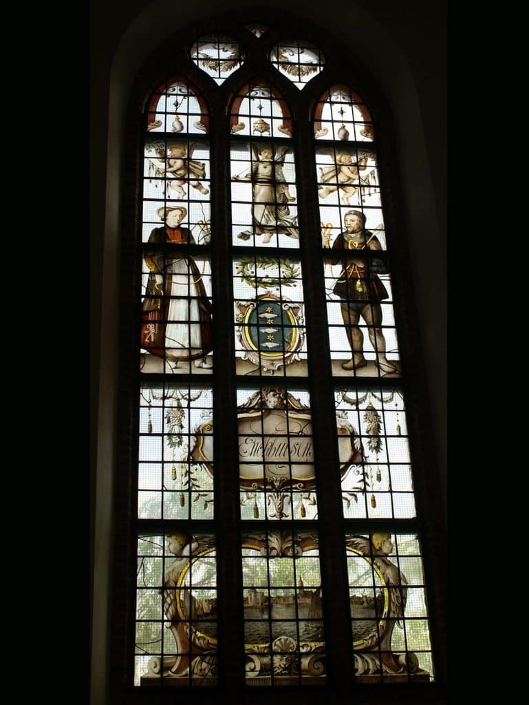 Gebrandschilderde raam in De Grote Kerk De Rijp geschonken door Enkhuizen Foto J van Zanten