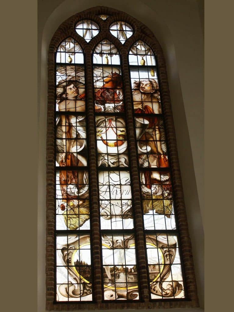 Gebrandschilderde raam in De Grote Kerk De Rijp geschonken door Hoorn in 1656. Foto J. van Zanten.
